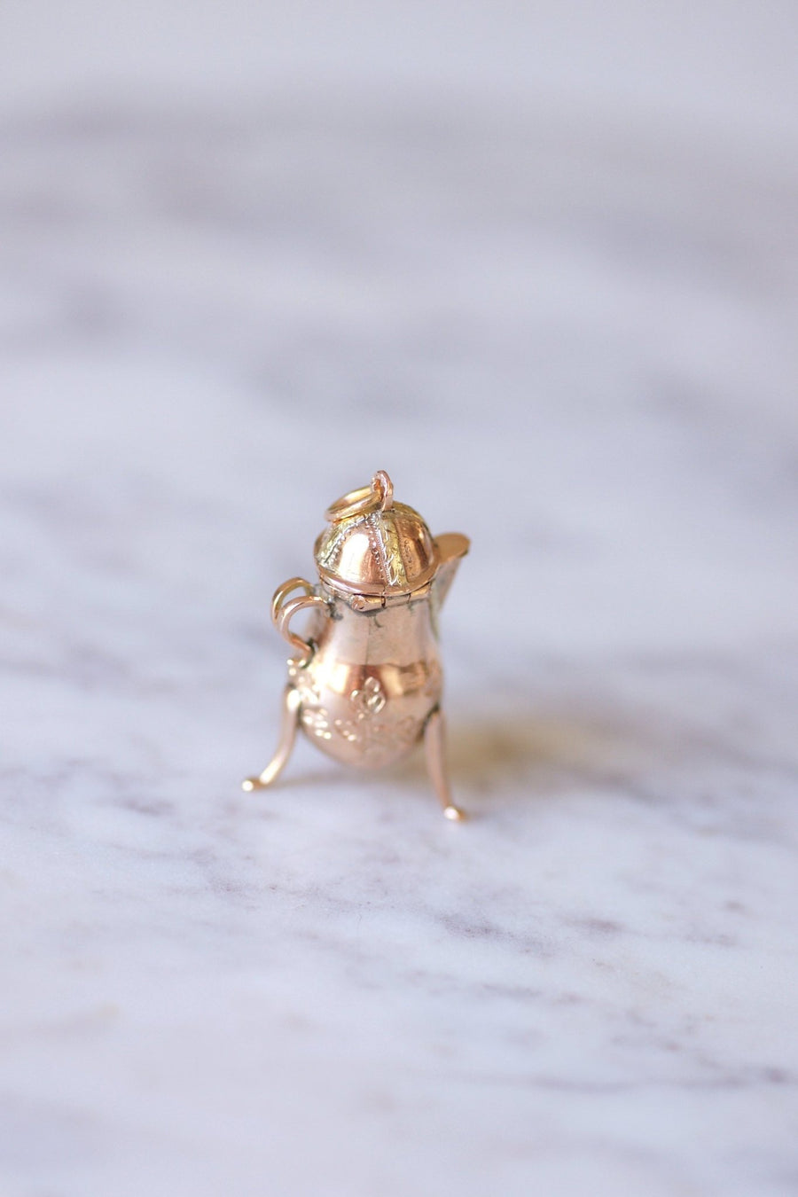 Antique 9Kt yellow and pink gold teapot pendant, 18th Century - Galerie Pénélope