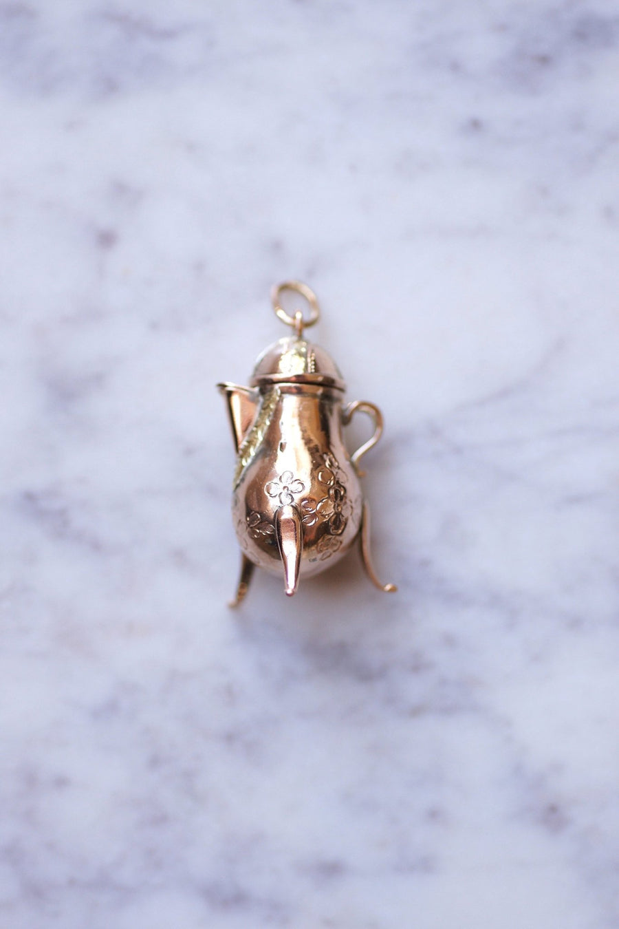 Antique 9Kt yellow and pink gold teapot pendant, 18th Century - Galerie Pénélope