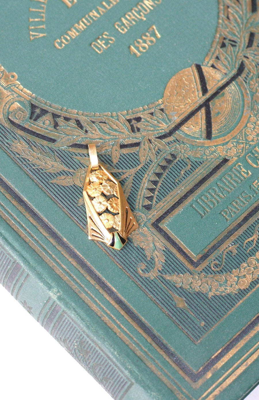 Yellow gold and enamel Art Deco flower pendant - Penelope Gallery