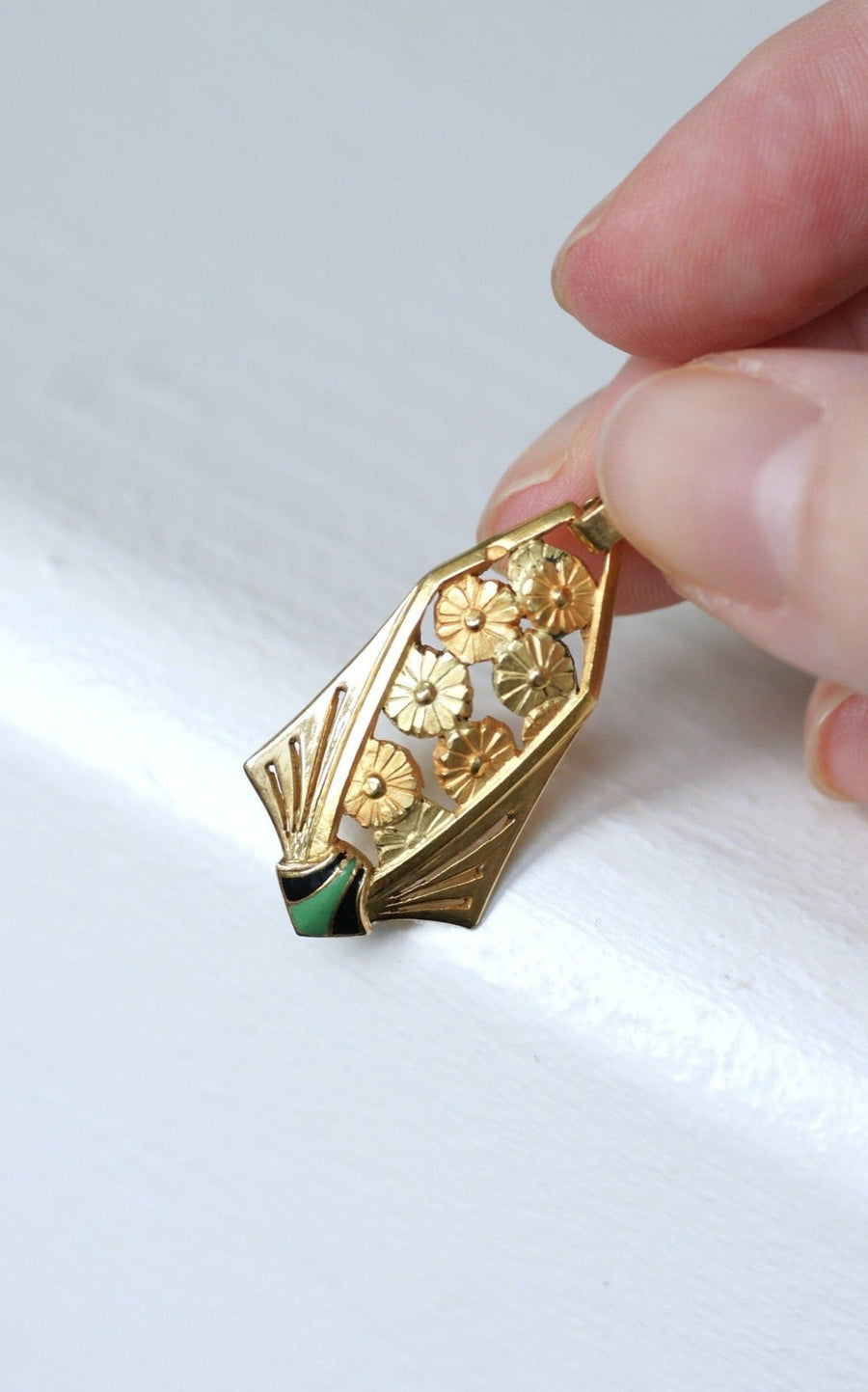 Yellow gold and enamel Art Deco flower pendant - Penelope Gallery