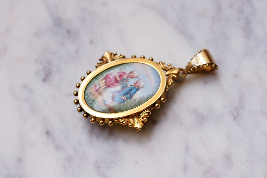 Antique gold and miniature brooch pendant on porcelain - Galerie Pénélope