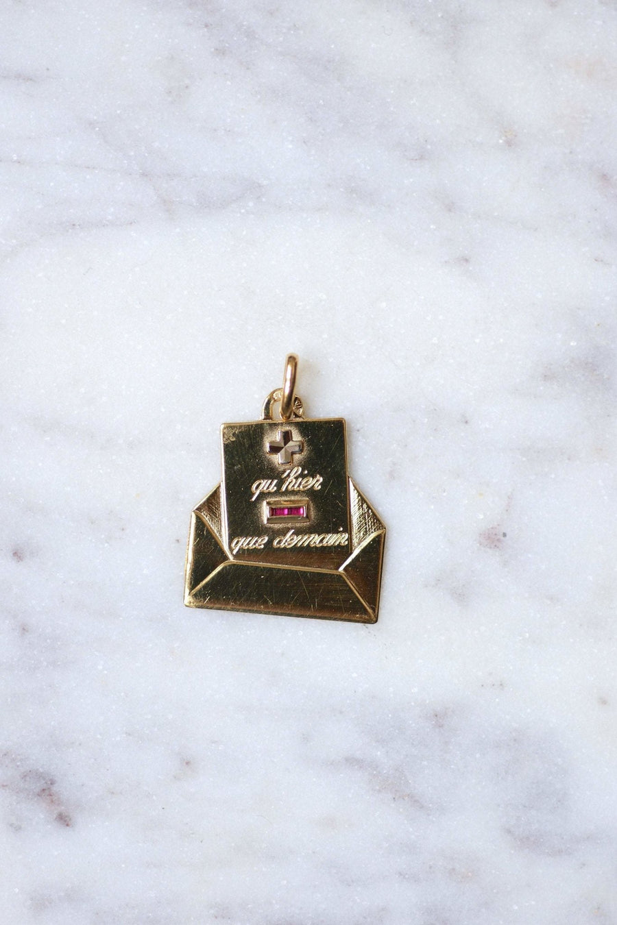 18Kt Gold A.AUGIS Love Medal Envelope Pendant, Circa 1950 - Galerie Pénélope