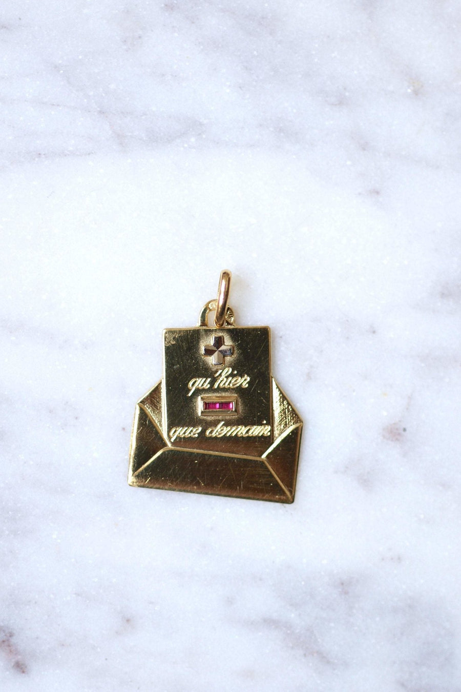 18Kt Gold A.AUGIS Love Medal Envelope Pendant, Circa 1950 - Galerie Pénélope