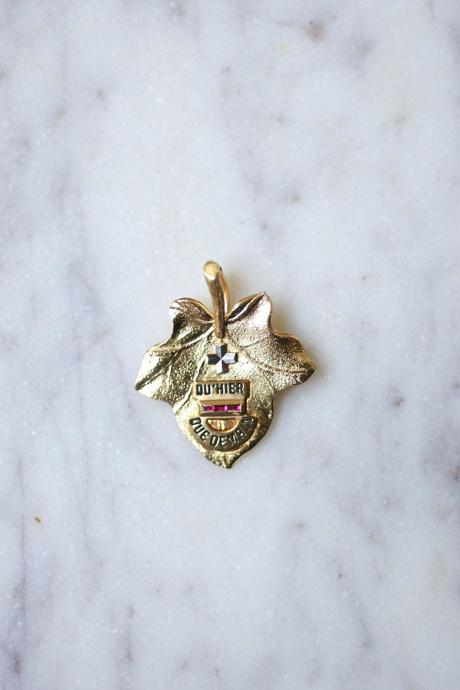 Ivy leaf pendant A.AUGIS love medal in 18Kt gold - Galerie Pénélope