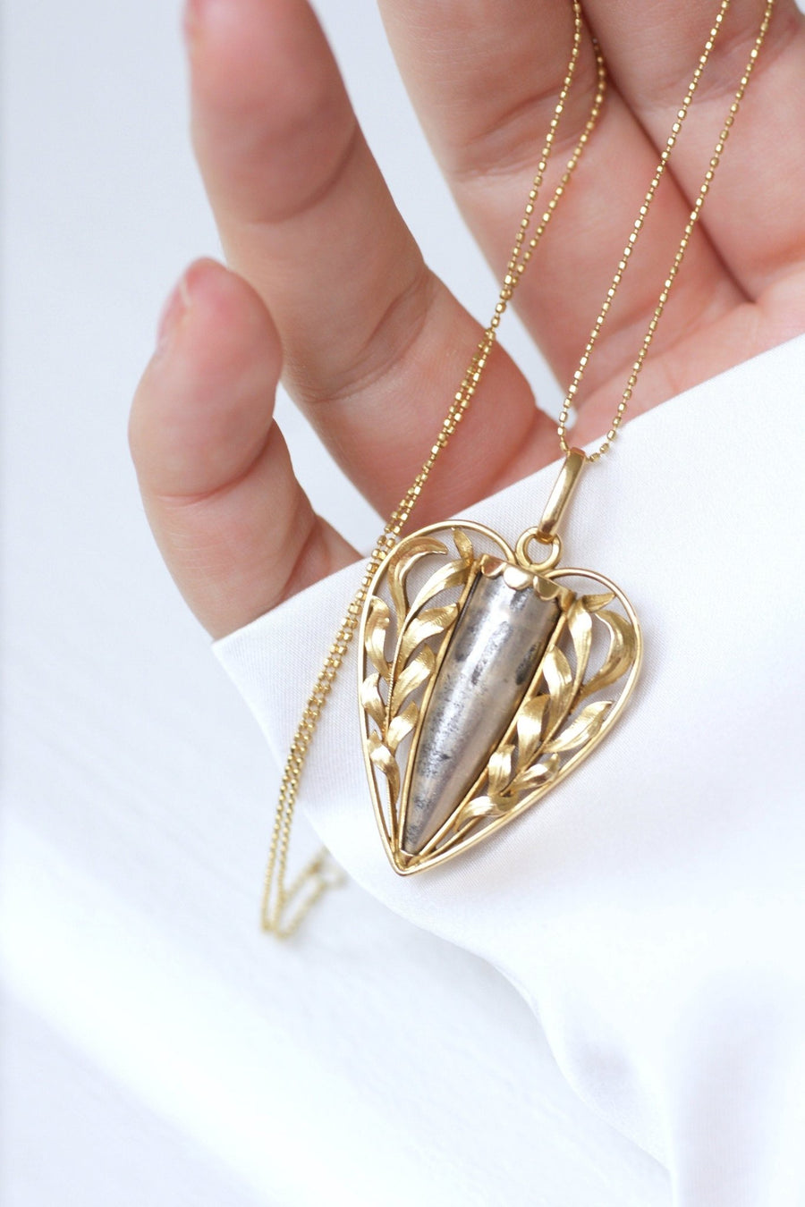Yellow gold pendant and case - Penelope Gallery