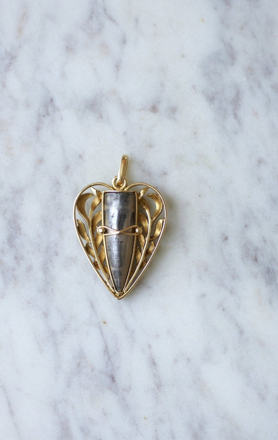 Yellow gold pendant and case - Penelope Gallery