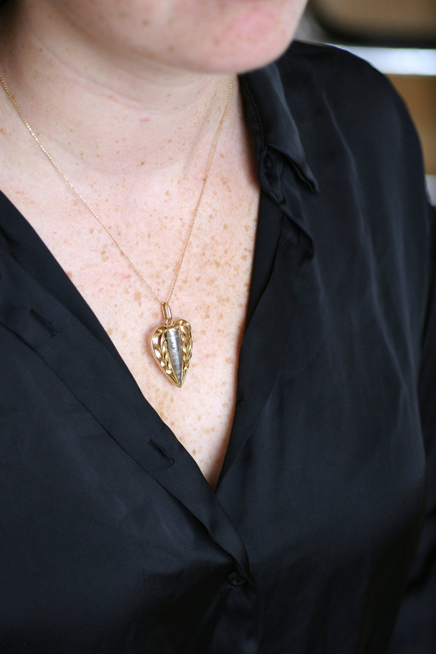 Yellow gold pendant and case - Penelope Gallery