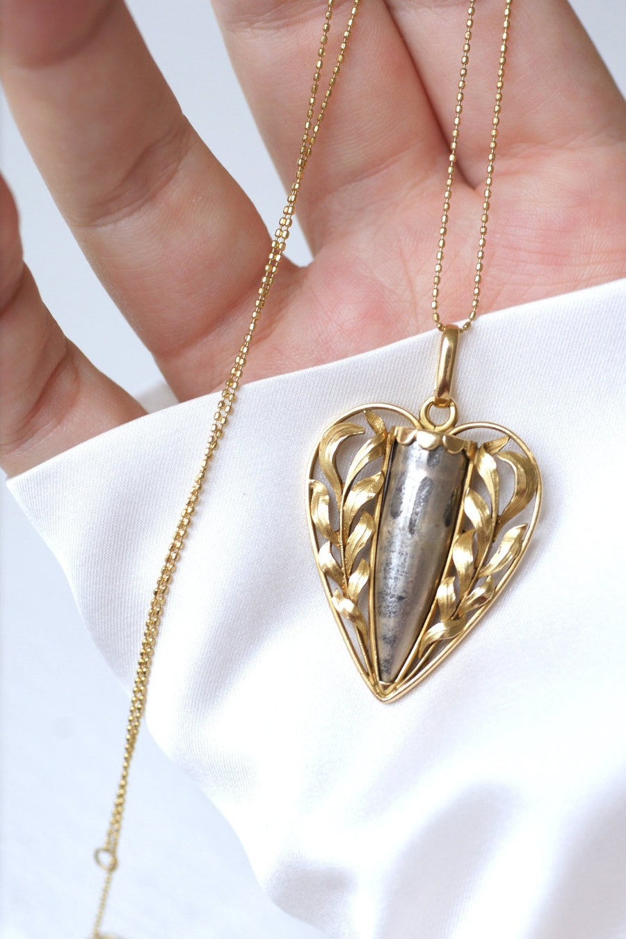 Yellow gold pendant and case - Penelope Gallery
