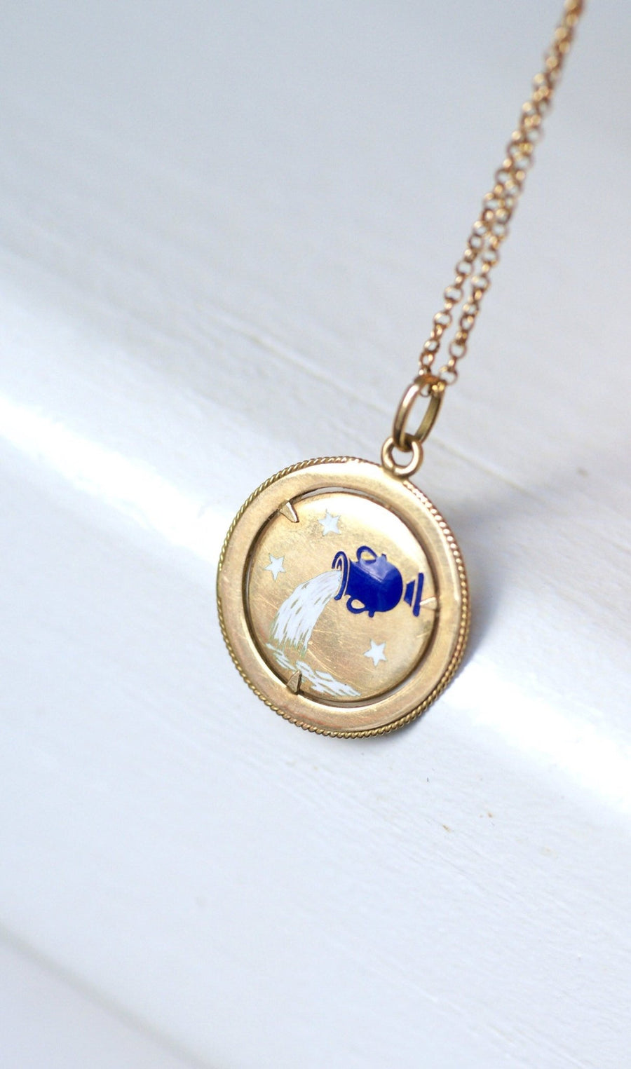 Aquarius astrological medal pendant, gold and enamel - Galerie Pénélope