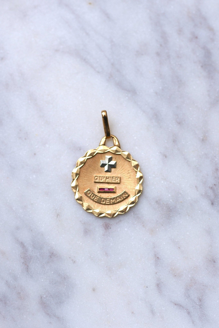 A.AUGIS love medal pendant in yellow gold - Galerie Pénélope