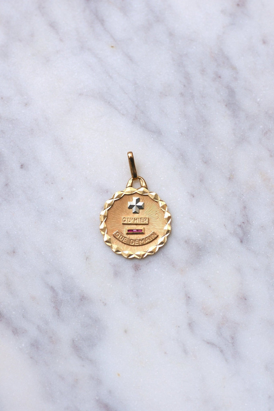 A.AUGIS love medal pendant in yellow gold - Galerie Pénélope