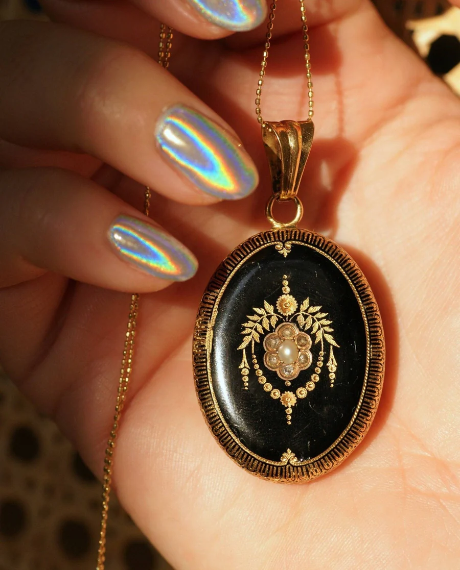Antique gold, black enamel, pearl and diamond medallion pendant - Galerie Pénélope