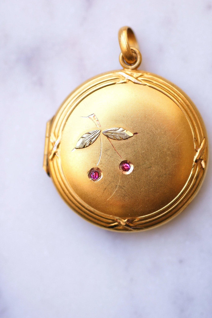 Antique gold opening cherry medallion photo pendant - Galerie Pénélope
