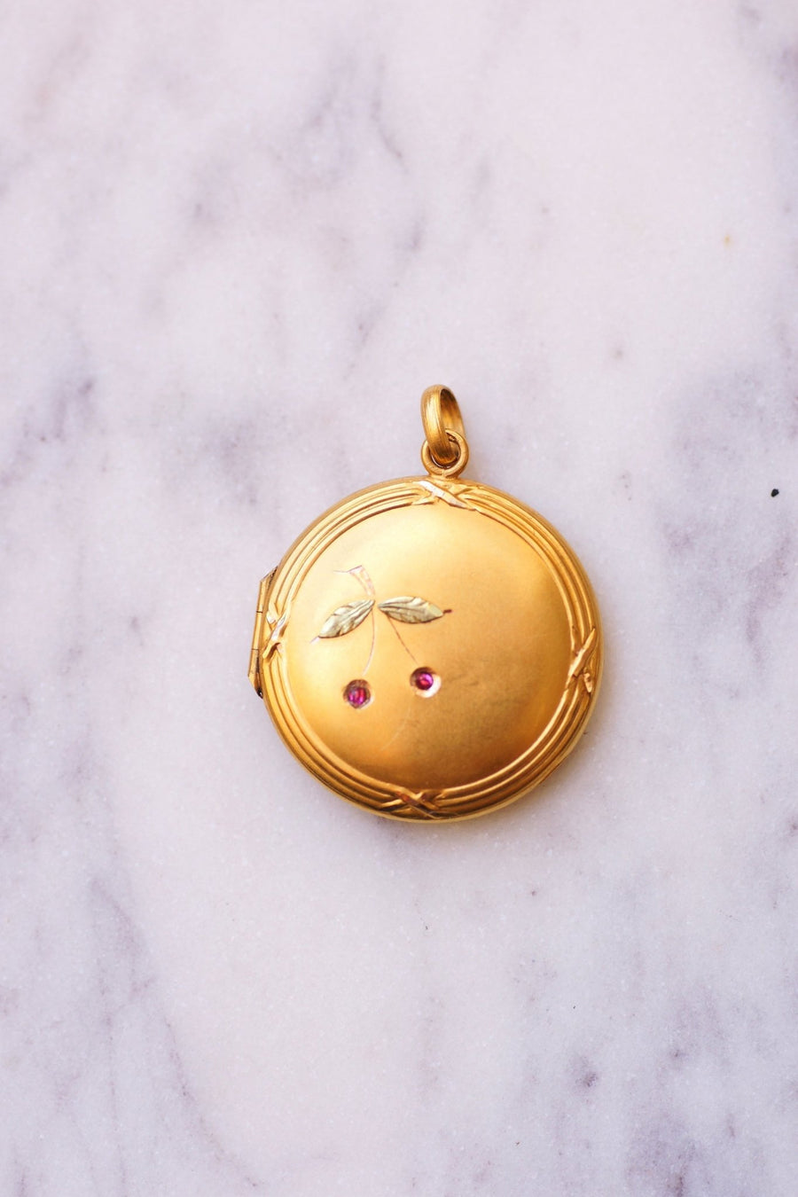 Antique gold opening cherry medallion photo pendant - Galerie Pénélope