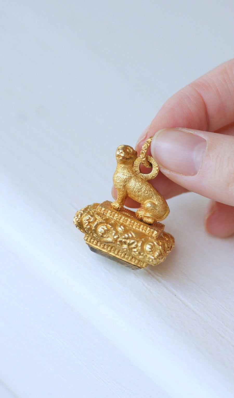 Antique seal pendant, gold lion - Galerie Pénélope