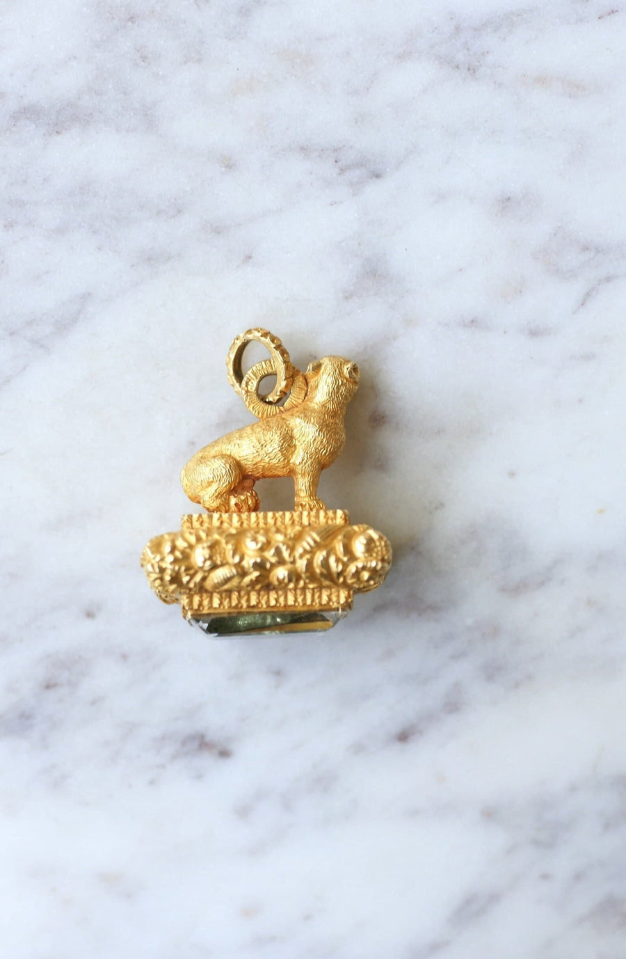 Antique seal pendant, gold lion - Galerie Pénélope