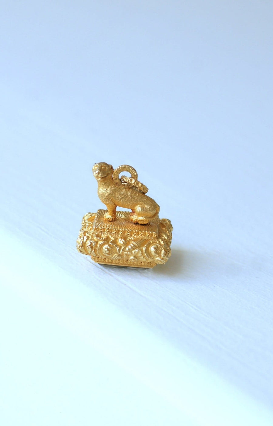 Antique seal pendant, gold lion - Galerie Pénélope