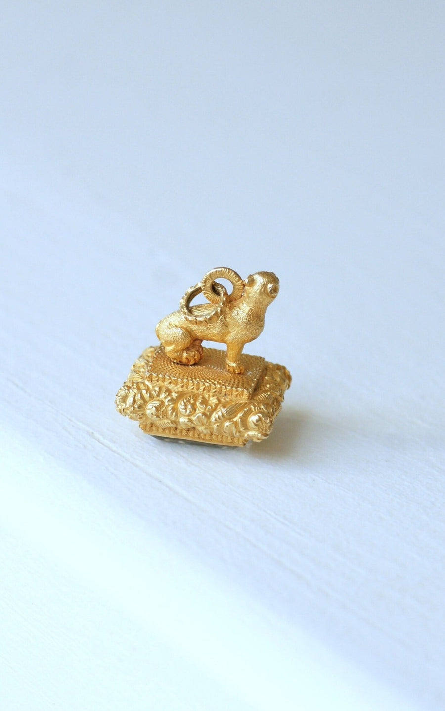 Antique seal pendant, gold lion - Galerie Pénélope