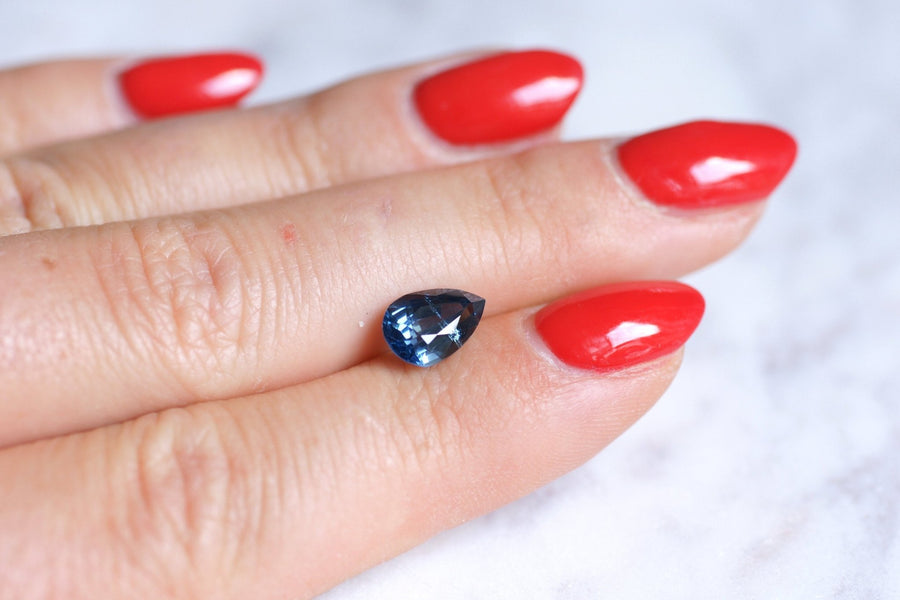 Blue Green Sapphire, color change, 1.98 Cts, pear - Galerie Pénélope