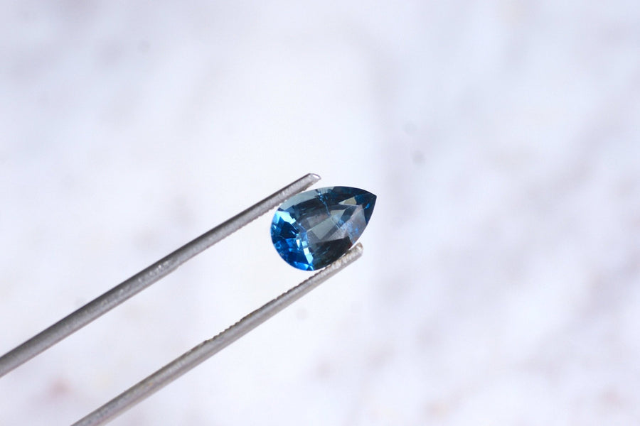 Blue Green Sapphire, color change, 1.98 Cts, pear - Galerie Pénélope