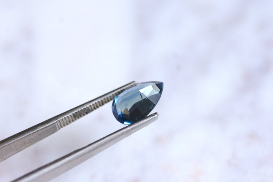 Blue Green Sapphire, color change, 1.98 Cts, pear - Galerie Pénélope