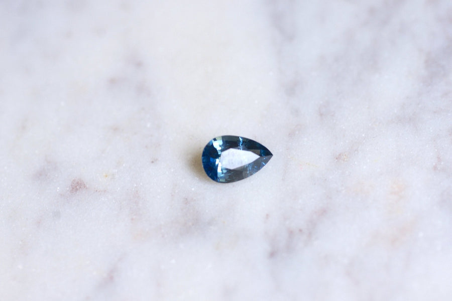 Blue Green Sapphire, color change, 1.98 Cts, pear - Galerie Pénélope