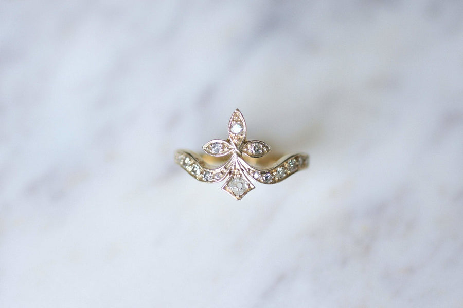 アンティーク Duchesse fleur de lys ゴールドとダイヤモンドのエンゲージメントリング - Galerie Pénélope