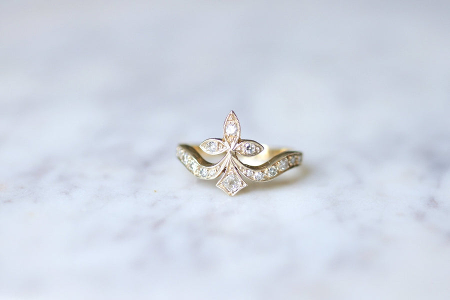 アンティーク Duchesse fleur de lys ゴールドとダイヤモンドのエンゲージメントリング - Galerie Pénélope
