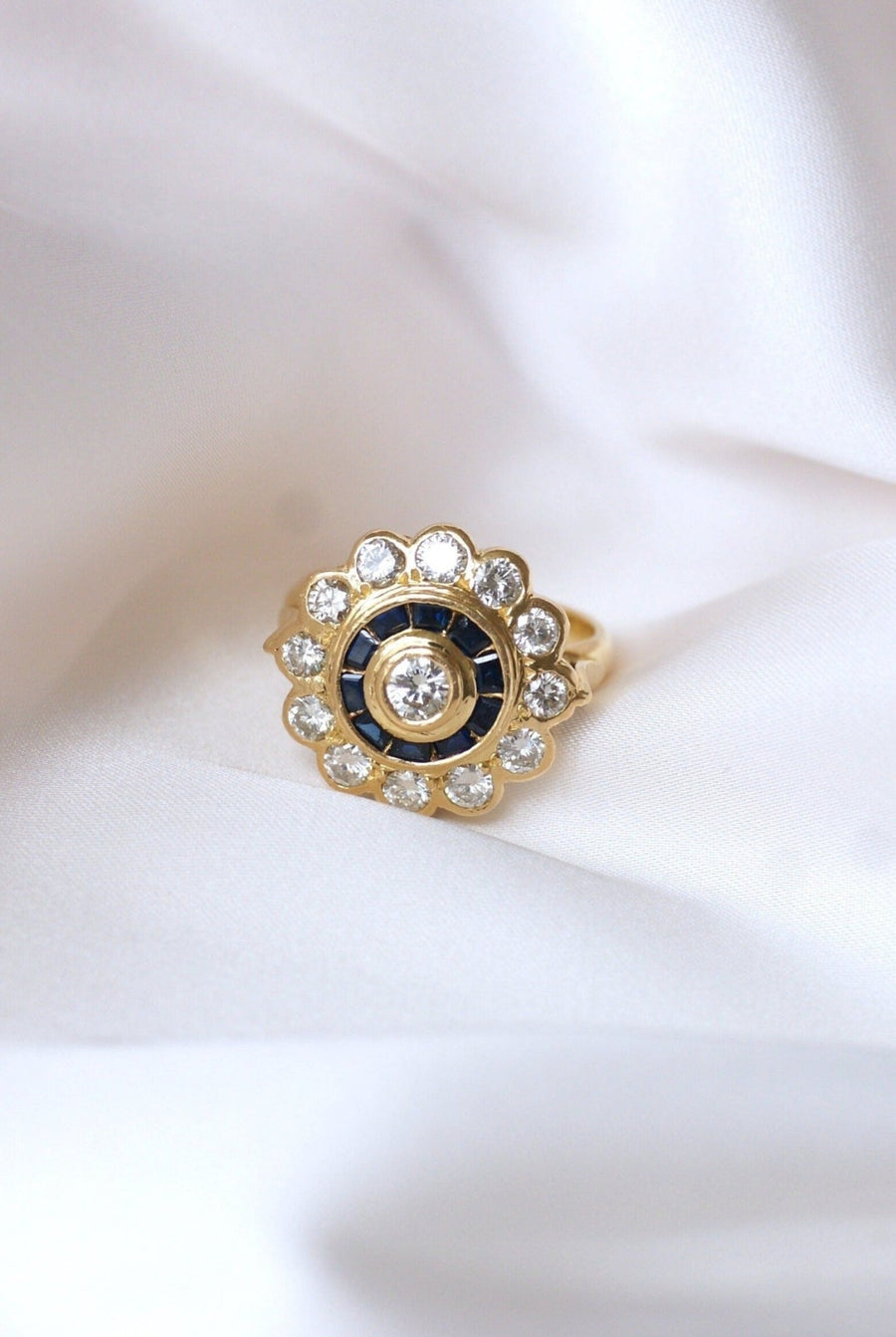 Bague cible style Art Deco diamants saphirs