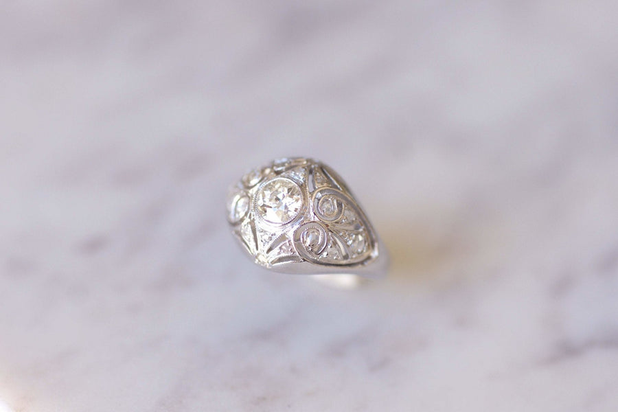 アールデコ調のプラチナとダイヤモンドのドームリング - Penelope Gallery