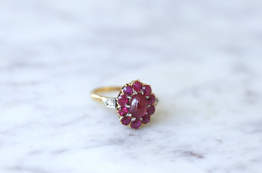 Bague marguerite rubis cabochon et diamants