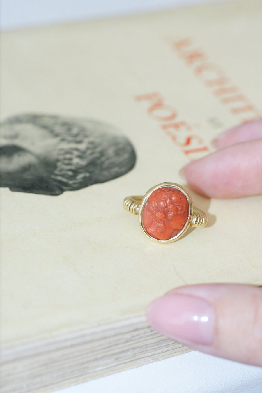 Bague style antique camée corail