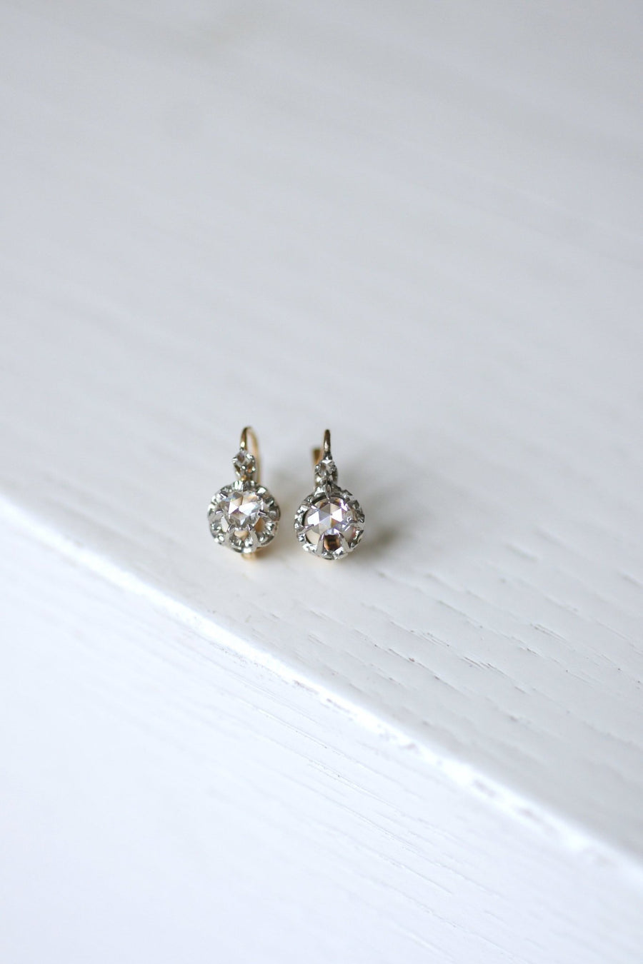 アンティークゴールド、プラチナ、ダイヤモンドのスリーパーピアス - Galerie Pénélope