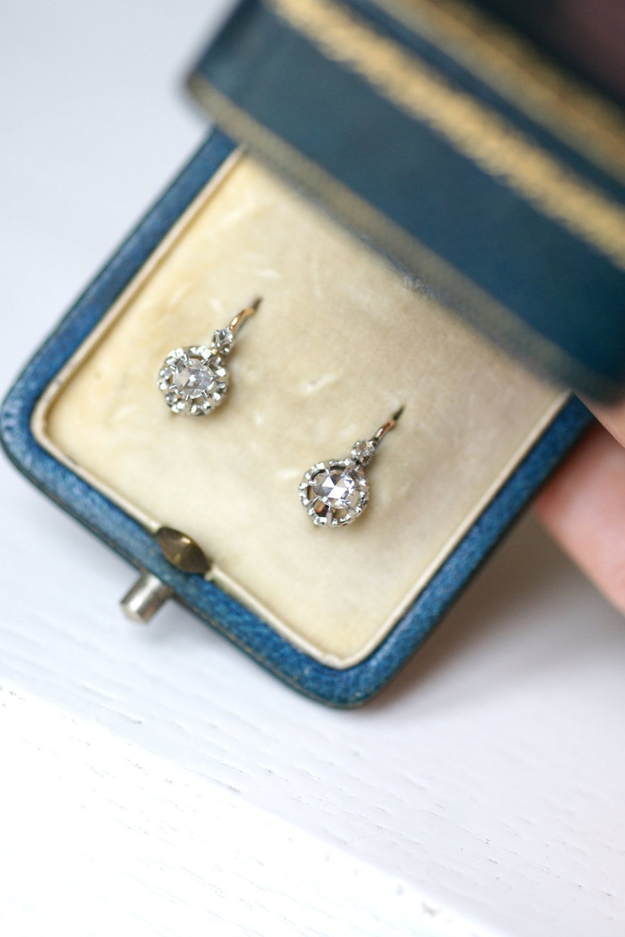 アンティークゴールド、プラチナ、ダイヤモンドのスリーパーピアス - Galerie Pénélope