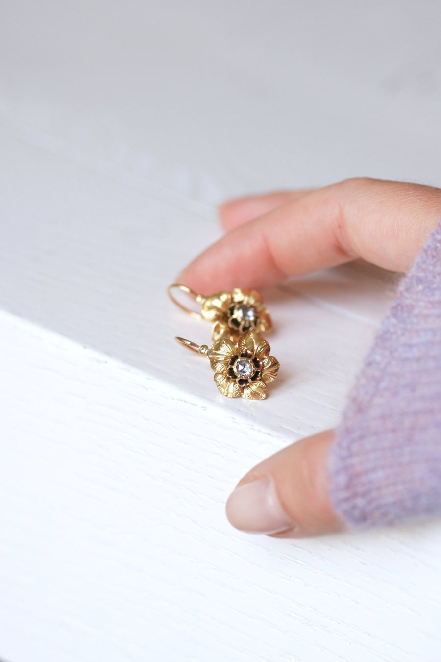 アンティークの花とダイヤモンドのイヤリング - Galerie Pénélope