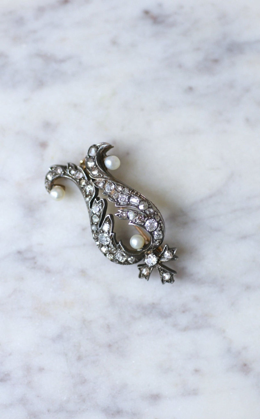 Broche ancienne diamants et perles