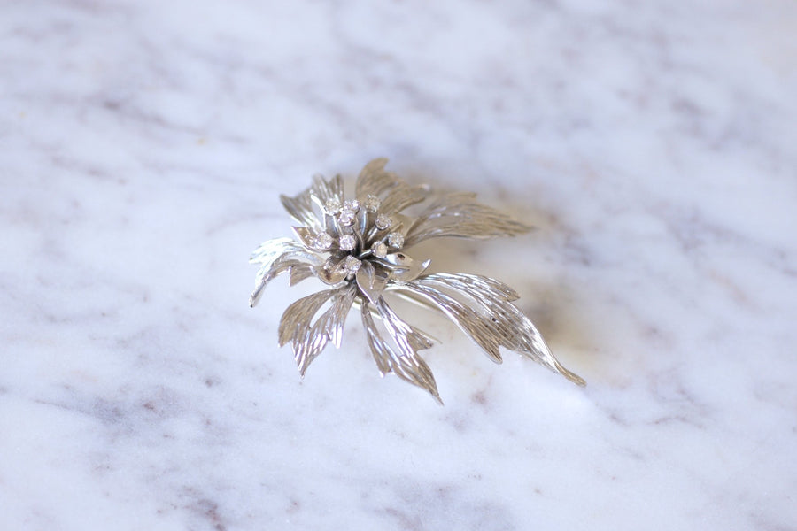 ヴィンテージホワイトゴールドとダイヤモンドの花のブローチ, 1960年代 - Galerie Pénélope