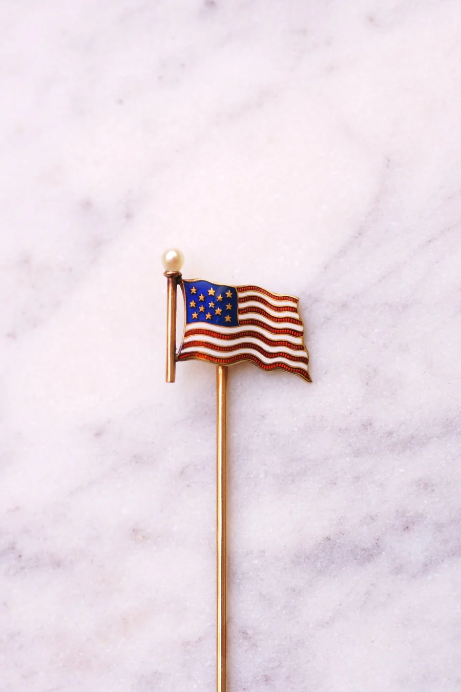 アンティークの14KTゴールドとエナメルのアメリカ国旗ピン - Penelope Gallery