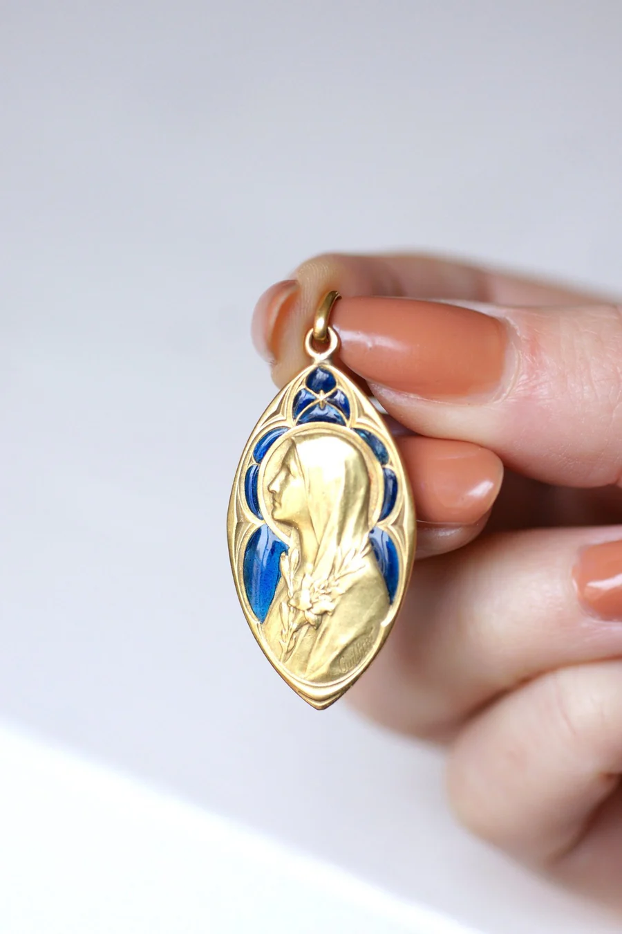 アンティークゴールドメダル、聖母マリア、プリク・ア・ジュール・エナメル - Galerie Pénélope