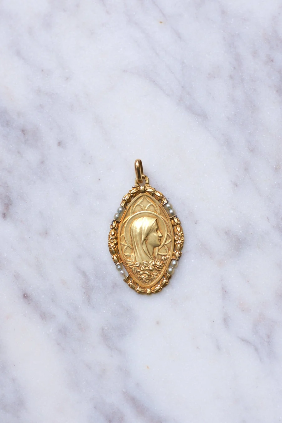 アンティークゴールドとパールの聖母マリアのメダル - Galerie Pénélope