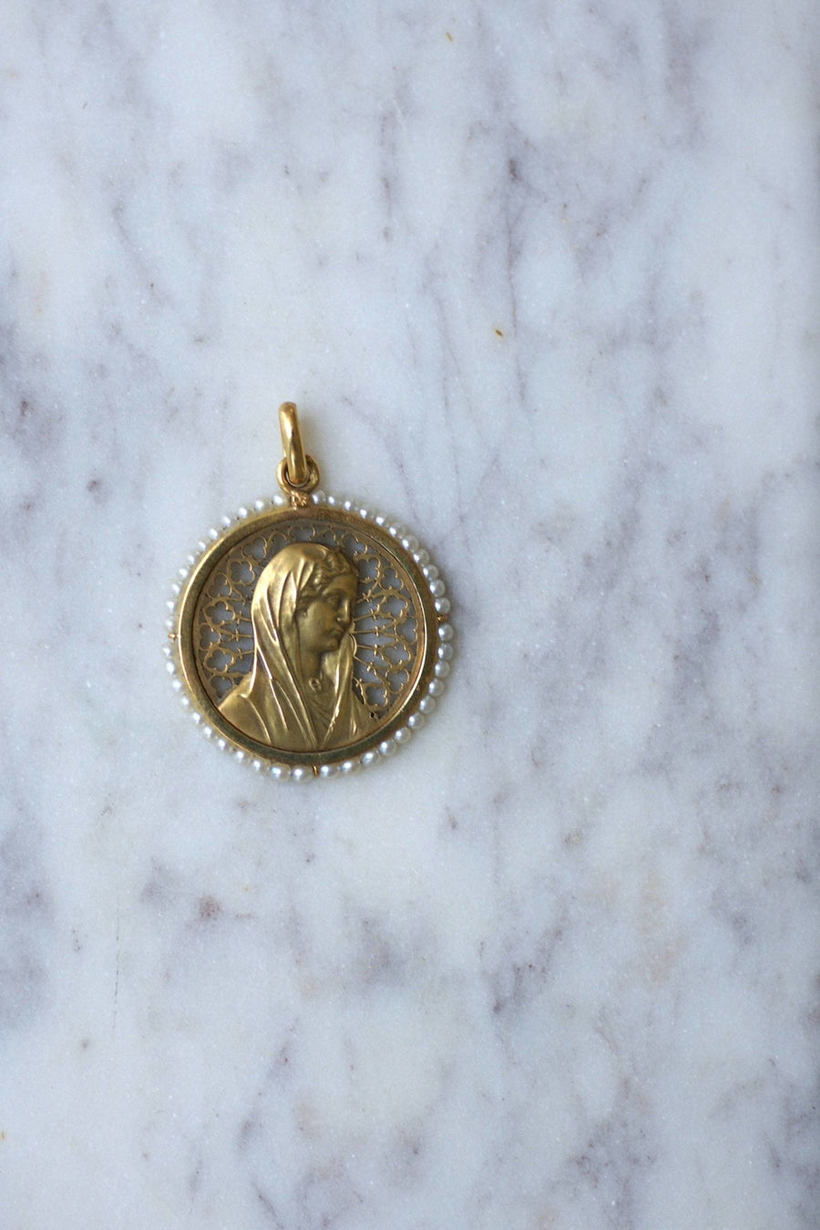 アンティークのゴールドとパールの聖母マリア・メダル - Penelope Gallery