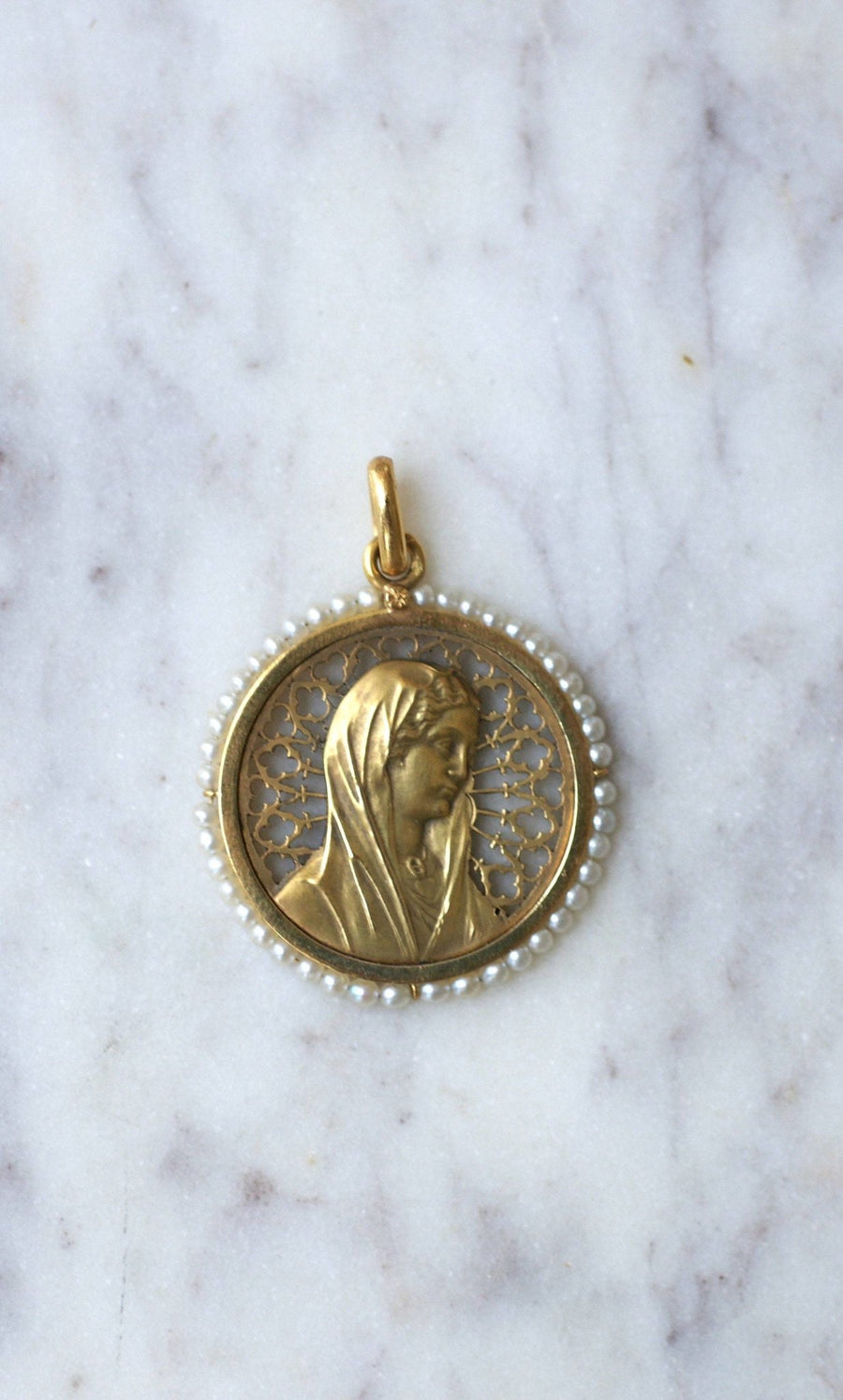 アンティークのゴールドとパールの聖母マリア・メダル - Penelope Gallery