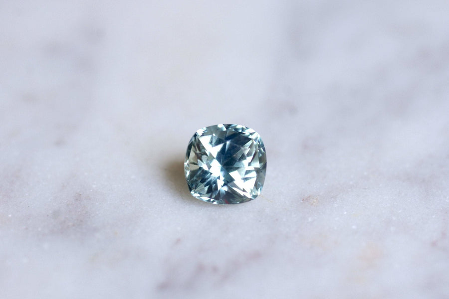 ブルーグリーンサファイア, 2.57 Cts, クッション - Penelope Gallery