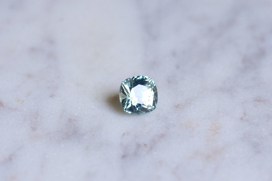 ブルーグリーンサファイア, 2.57 Cts, クッション - Penelope Gallery