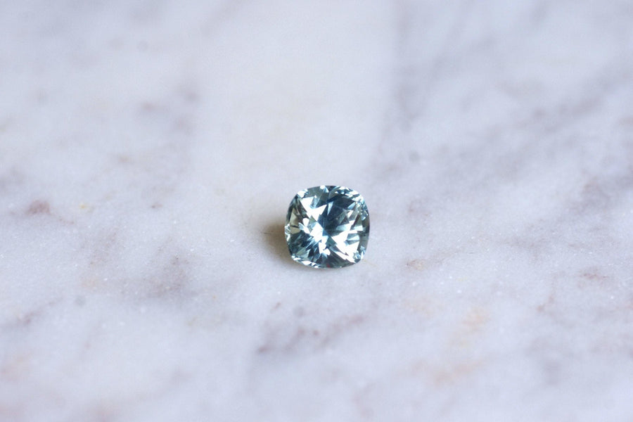 ブルーグリーンサファイア, 2.57 Cts, クッション - Penelope Gallery