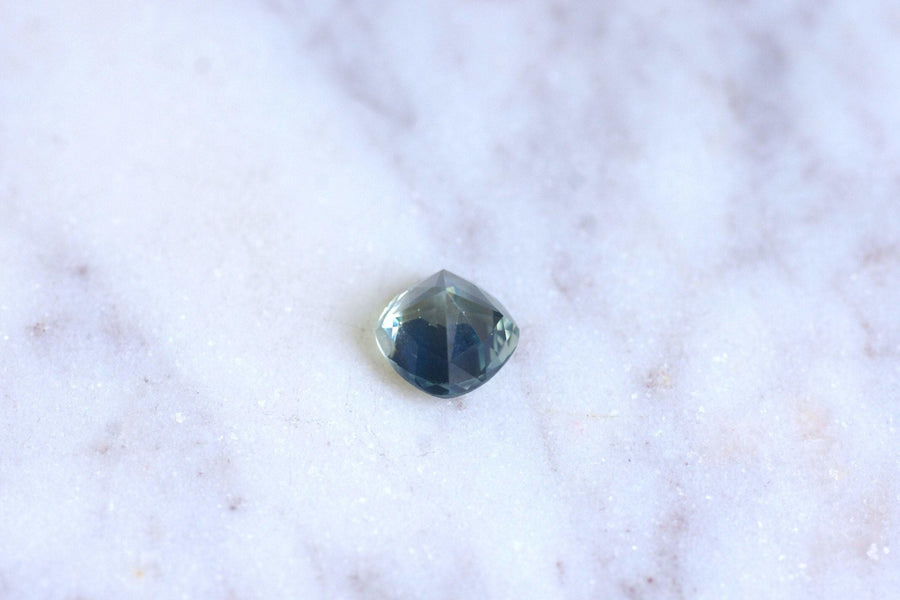 ブルーグリーンサファイア, 2.57 Cts, クッション - Penelope Gallery