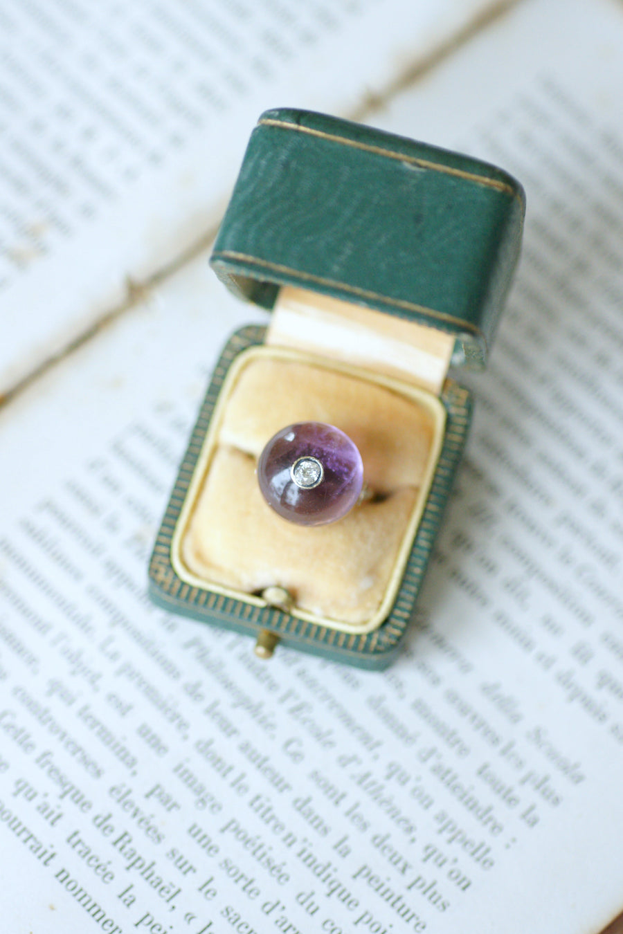 Bague Art Déco Cabochon d'Améthyste et Diamant