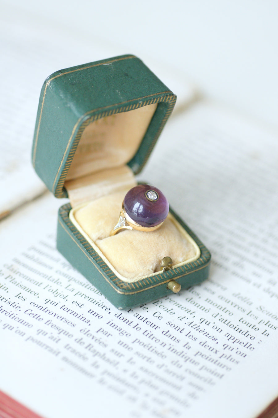 Bague Art Déco Cabochon d'Améthyste et Diamant