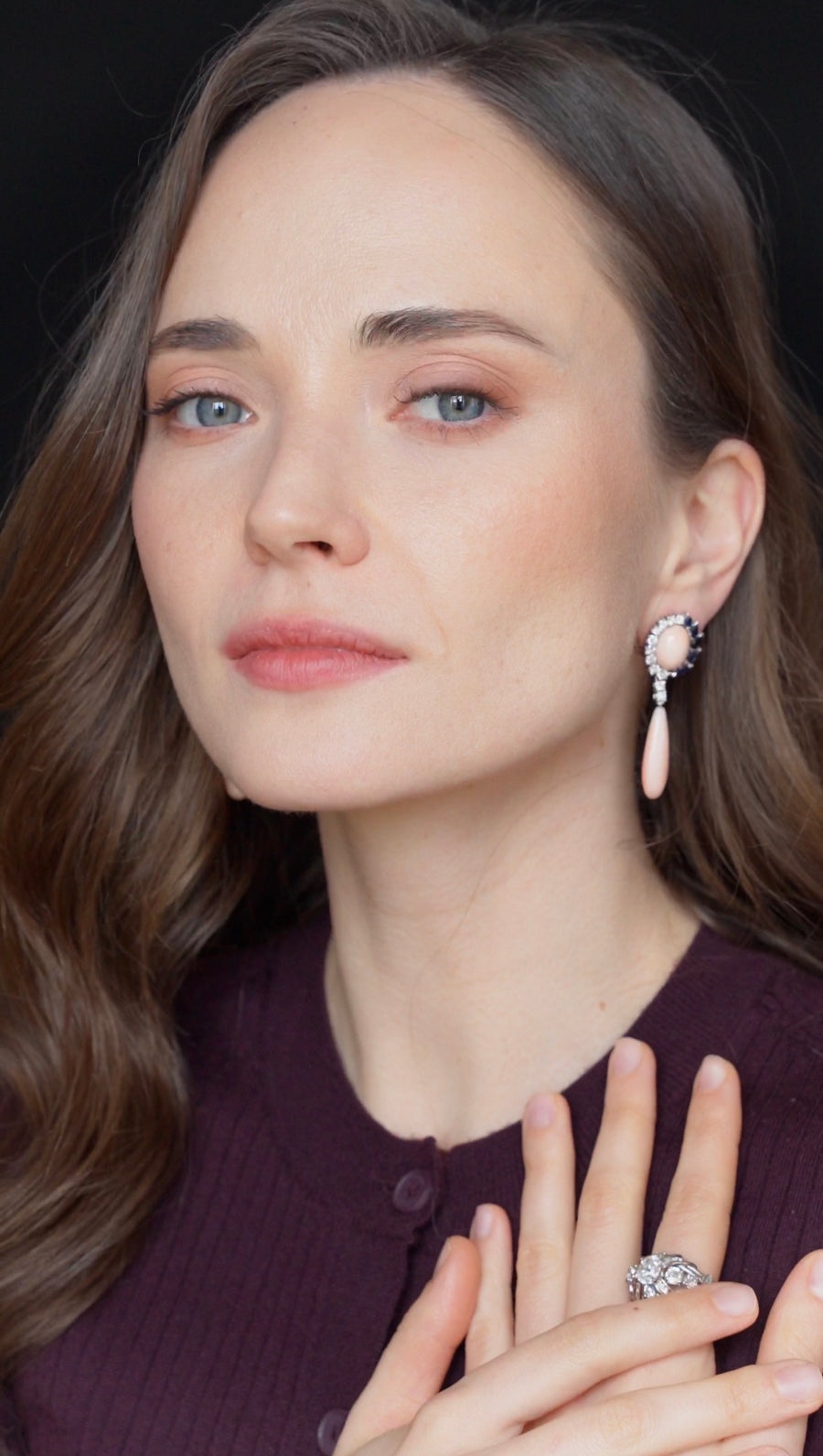 Boucles d'oreilles Corail Peau d'Ange Diamants Saphirs Or Blanc