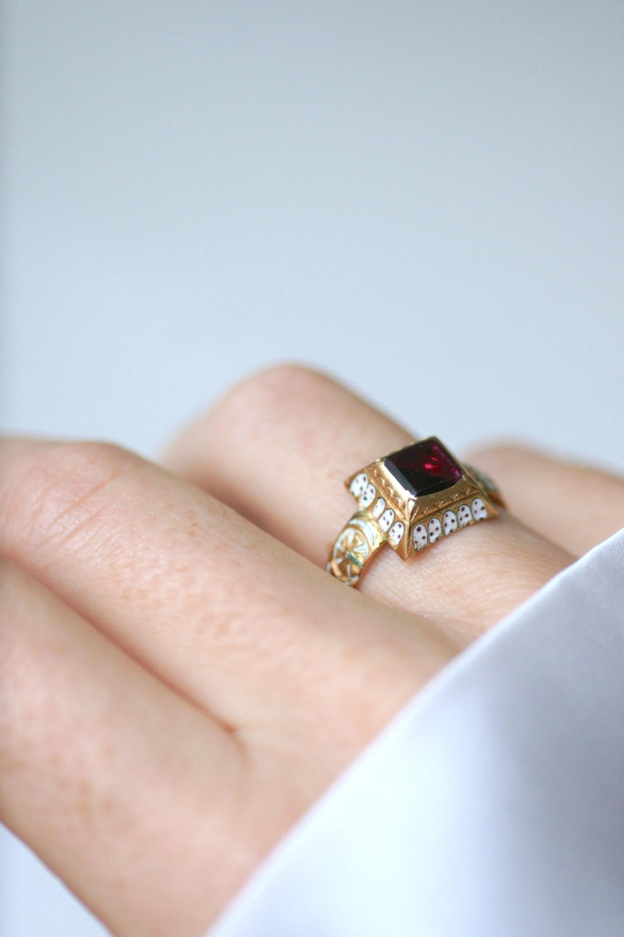 Bague Ancienne Grenat et Email Blanc sur Or Jaune - Galerie Pénélope